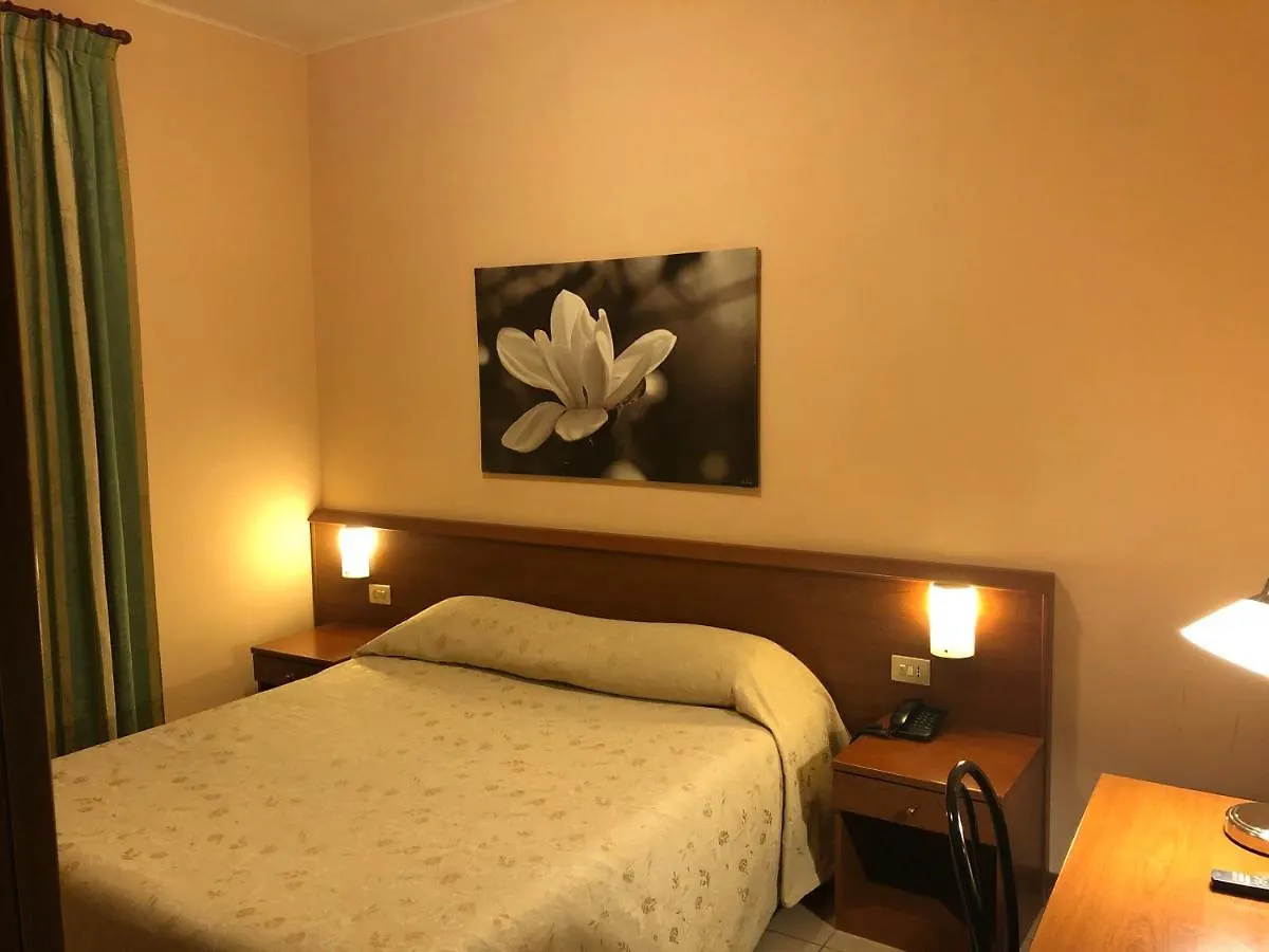 Hotel Paradiso Милан 2*,