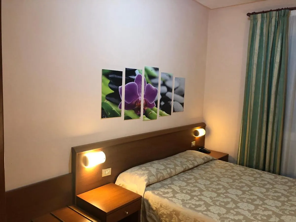 **  Hotel Paradiso Милан Италия